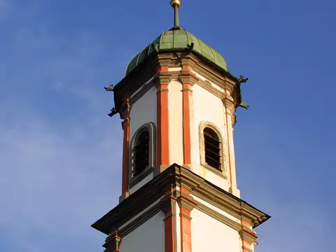 Klosterturm, weiß mit roten Kanten verziehrt