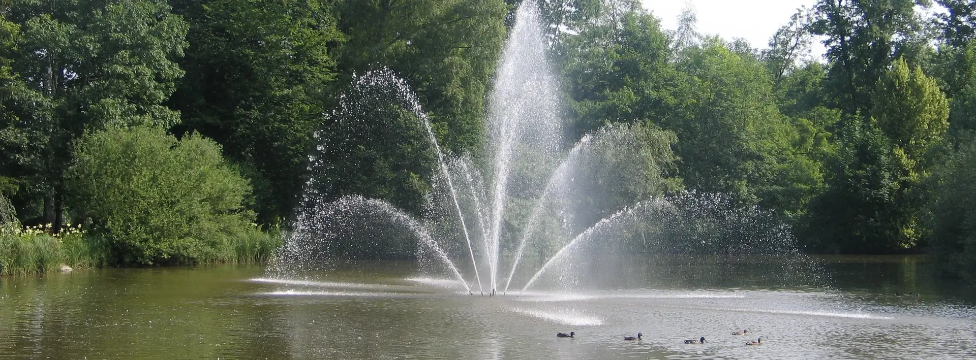 Kurpark mit Fontäne im Jakobsweiher
