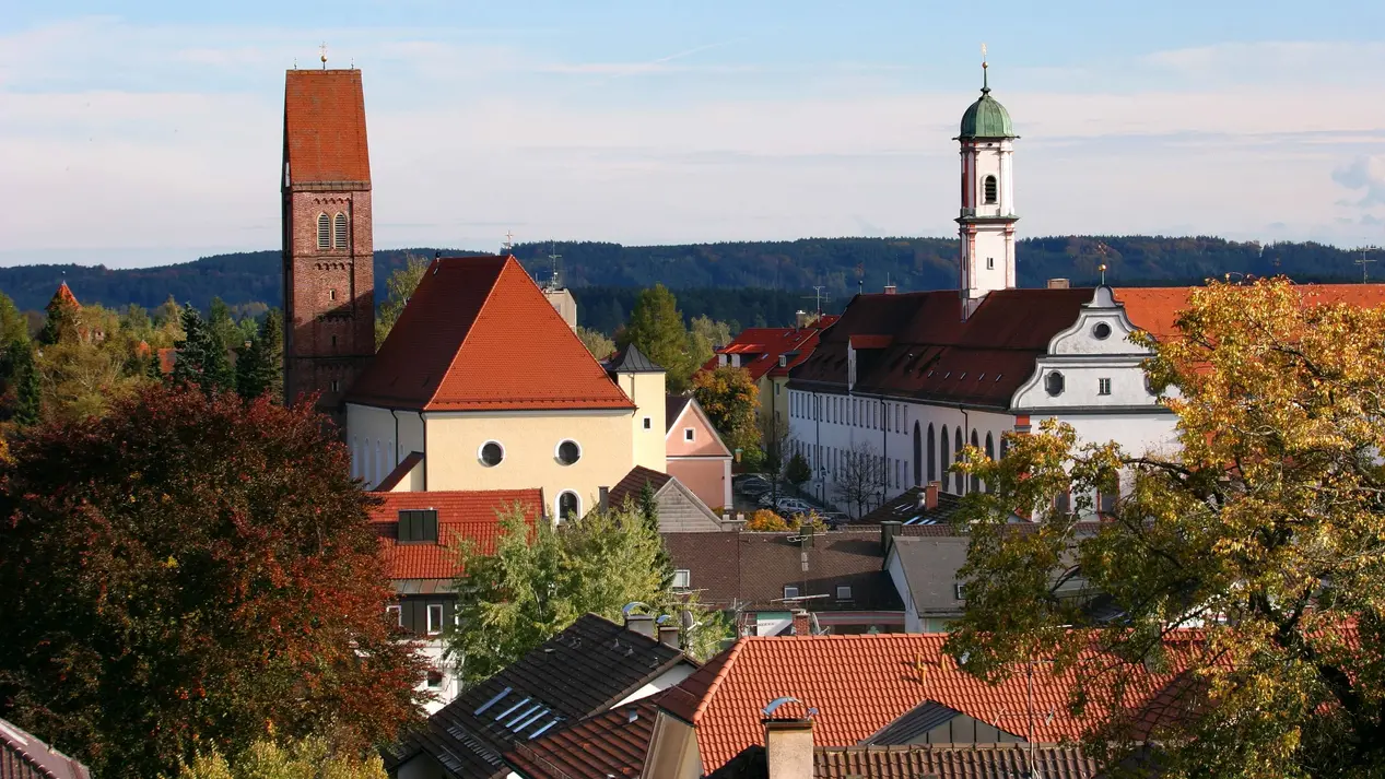 Panoramabild von Bad Wörishofen, mit Kloster und Kirche im Blick, Bäume und blauer Himmel