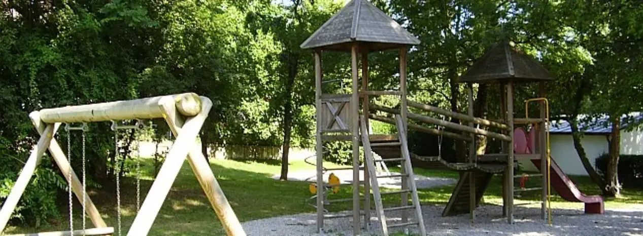 Spielplatz, Schaukel für zwei Kinder, Klettergerüst aus zwei Türmen, mit Rutsche