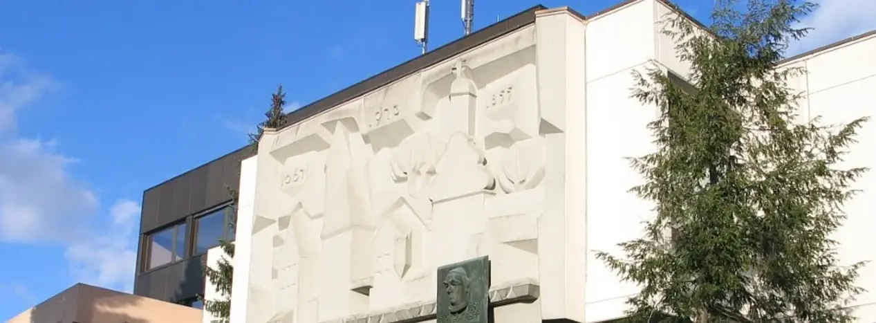 Rathaus, eisernes Gemälde von Sebastian Kneipp, Baum im Vordergrund, gemauerte Wandkunst